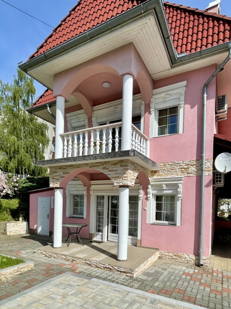 Villa, panzió, többgenerációs családi ház